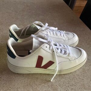 Brand new with tags Veja v10
